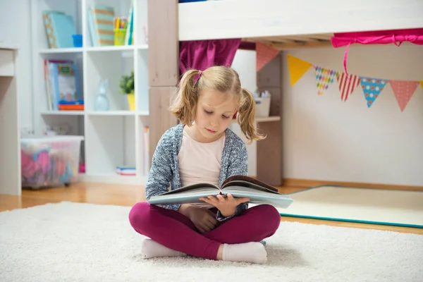 Retrato de menina inteligente ler livro em casa — Fotografia de Stock