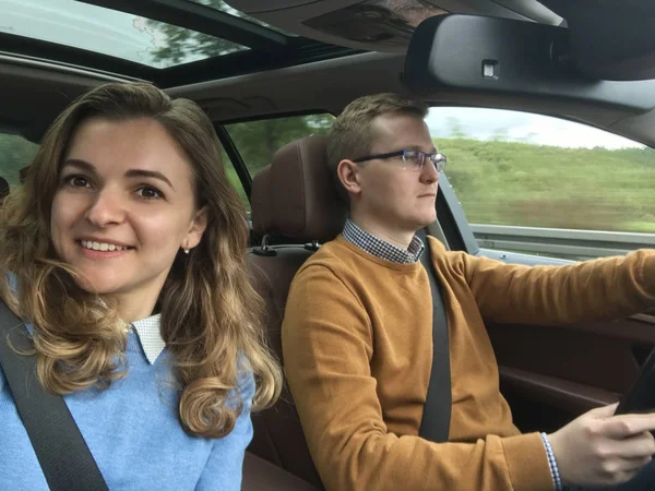 Foto selfie feliz no carro moderno durante as férias — Fotografia de Stock