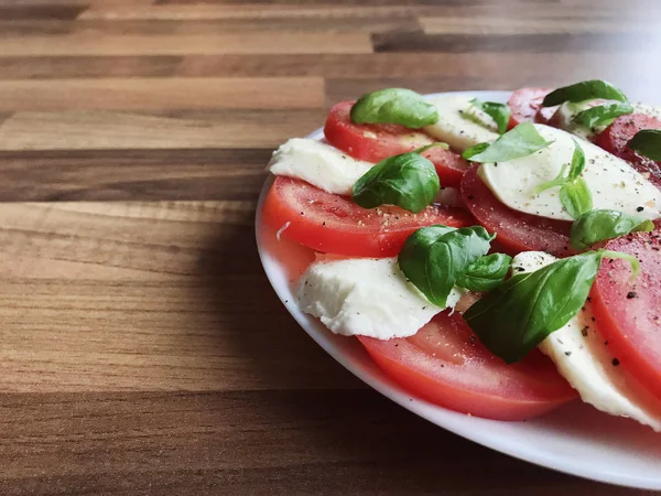 Foto zdravý salát s mozzarellou, rajčaty a bazalkou — Stock fotografie