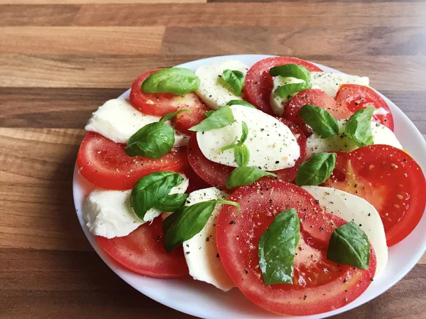 Foto zdravý salát s mozzarellou, rajčaty a bazalkou — Stock fotografie