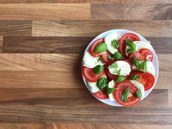 Foto zdravý salát s mozzarellou, rajčaty a bazalkou — Stock fotografie