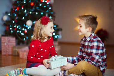 Yeni yıl arifesi ile iki mutlu çocuk sunar yeni yıl T