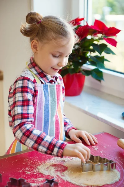 Bella bambina con divertenti treccine che fanno biscotti di Natale — Foto Stock