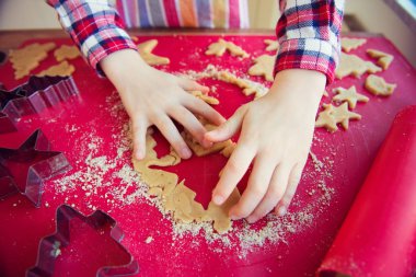 Childs'ın elinde Noel kurabiye yapma yakın çekim