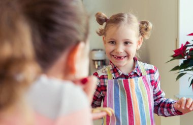 Annem ve onun küçük kızı Noel zencefil co pişirme