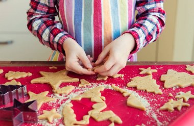 Childs'ın elinde Noel kurabiye yapma yakın çekim