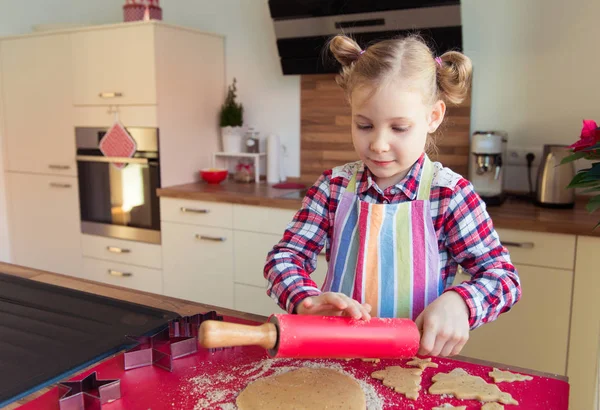 Sevimli küçük kız komik pigtails Noel kurabiye yapma ile — Stok fotoğraf