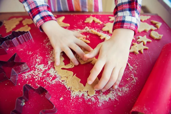 Childs'ın elinde Noel kurabiye yapma yakın çekim