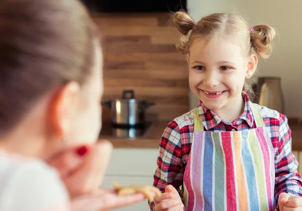 Annem ve onun küçük kızı Noel zencefil co pişirme