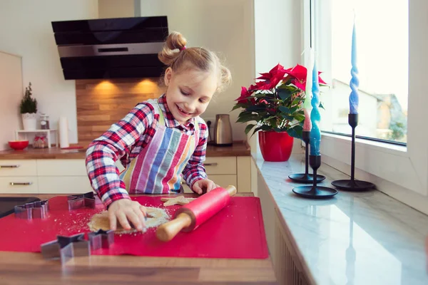 Menina bonita com tranças engraçadas fazendo biscoitos de Natal — Fotografia de Stock