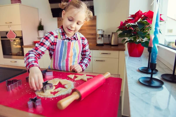 Söt liten flicka med roliga flätor att göra julkakor — Stockfoto