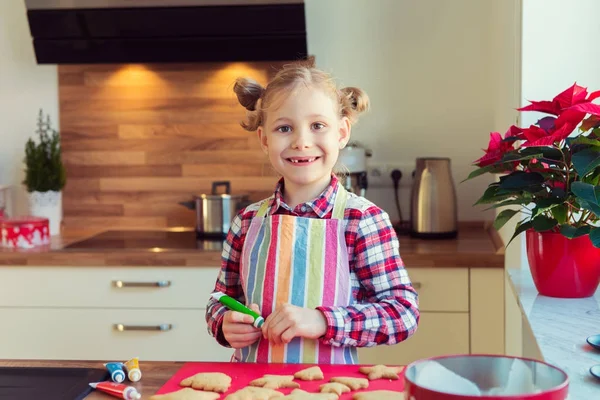 Pretty little girl with funny pigtails decoraiting christmas coo — Stock Photo, Image