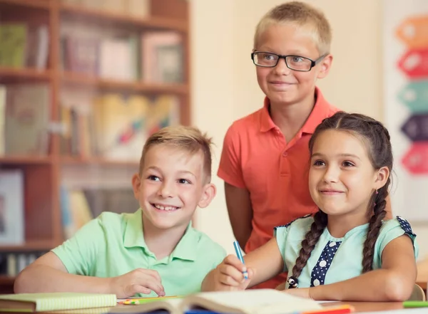 Grupo de escolares que aprenden en klassroom en la escuela — Foto de Stock