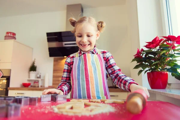 Söt liten flicka med roliga flätor att göra julkakor — Stockfoto