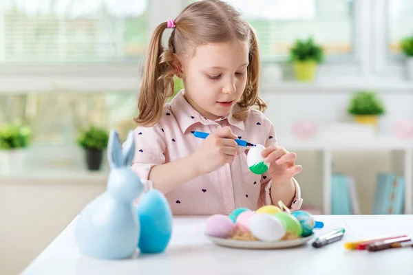 Felice bella bambina che si diverte durante la pittura uova per est — Foto Stock