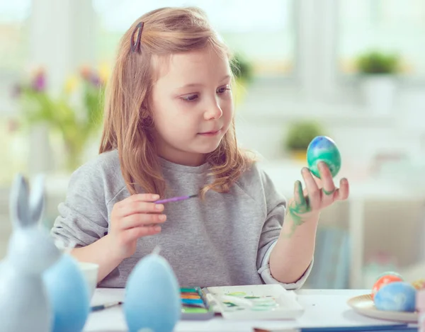 Happy pretty child girl having fun during painting eggs for east — Stock Photo, Image