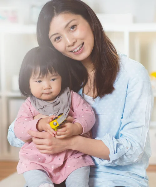 Portret ładny japoński matka trzyma jej przełożoną cute baby — Zdjęcie stockowe
