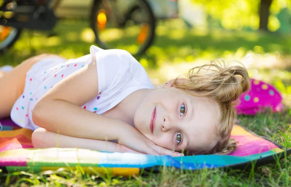 Vzrušená tvář hezká dívka v letním parku — Stock fotografie