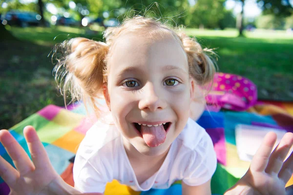 Visage excité de jolie fille dans le parc d'été — Photo