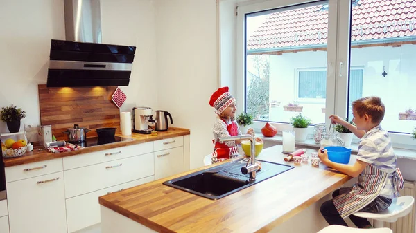 Dos niños hermosos y felices explorando recept antes de prepari —  Fotos de Stock