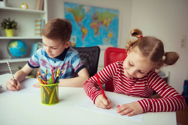 Dos lindos niños dibujando con lápices de colores — Foto de Stock