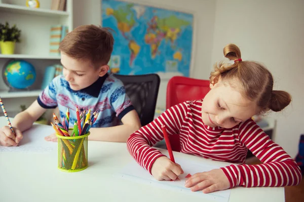 İki sevimli çocuk ile renkli kalemler çizim — Stok fotoğraf
