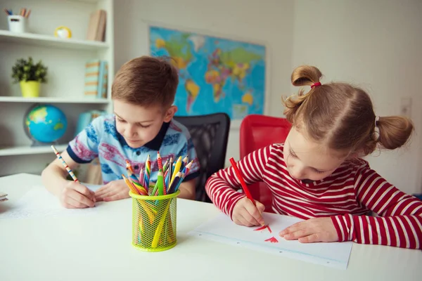 Deux enfants mignons dessinent avec des crayons colorés — Photo