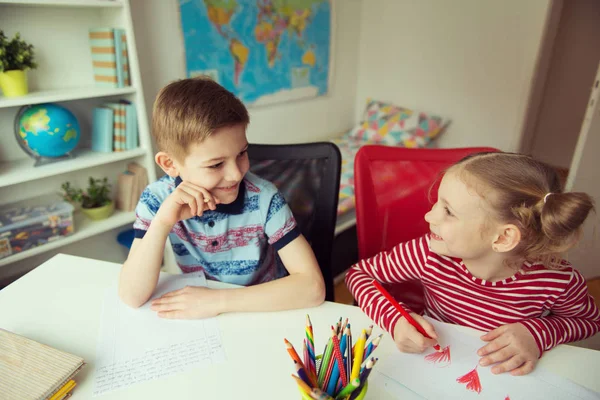 Zwei niedliche Kinder zeichnen mit bunten Bleistiften — Stockfoto