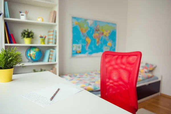 Interrior van de slaapkamer van het kind met kleurrijke boeken — Stockfoto