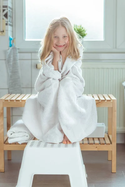 Portrét hezká holčička dítě s bílým ručníkem po show — Stock fotografie