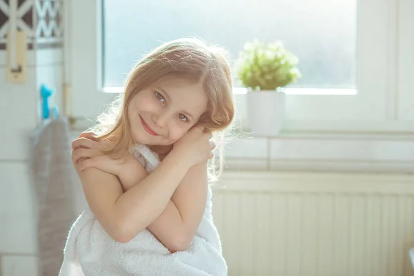 Portrait de jolie petite fille avec serviette blanche après spectacle — Photo