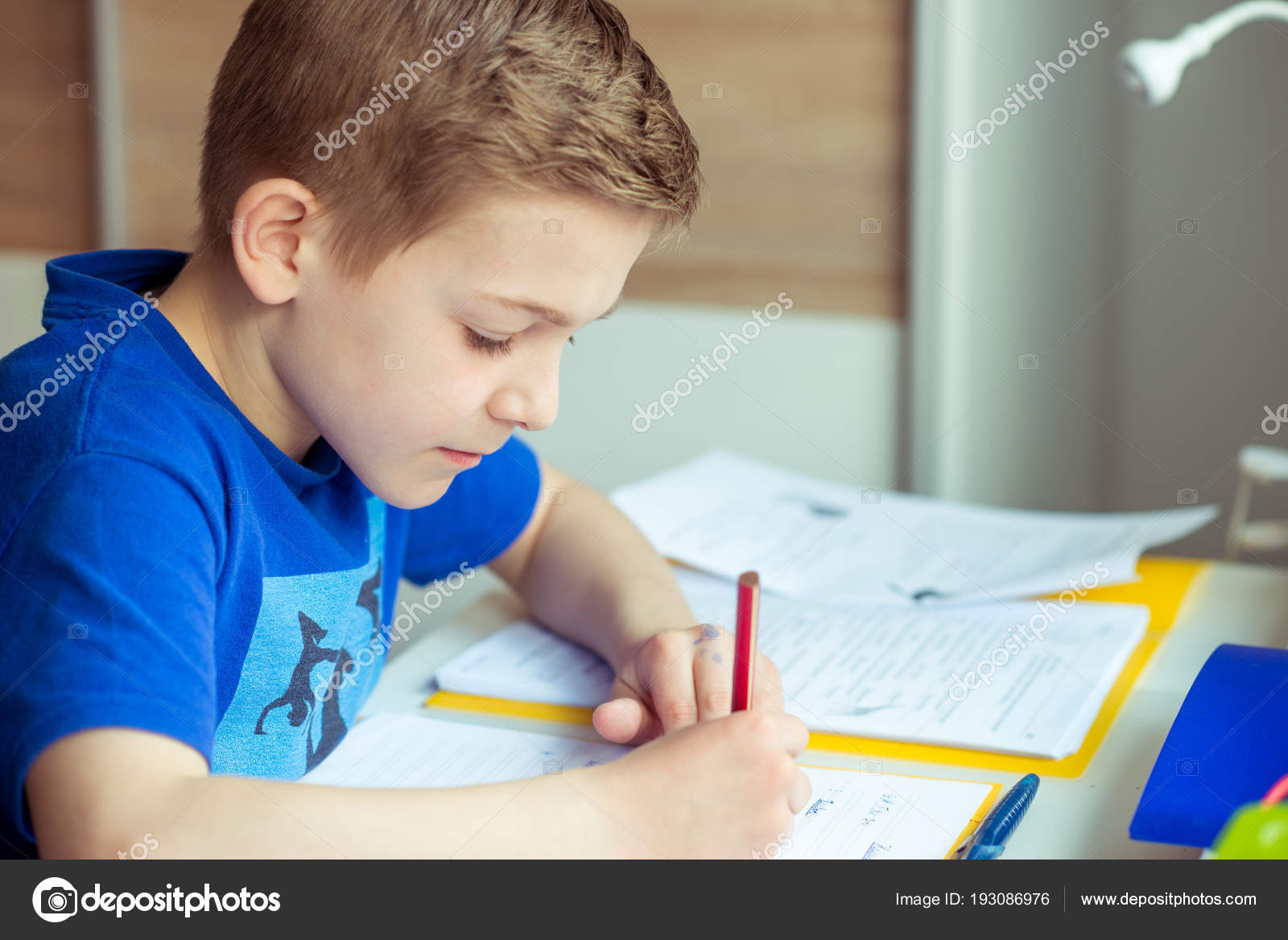 Ребенок маленький сосредоточенный. Мальчик, выполняющий домашнее задание в темноте. What is the homework. Math kids. Леворукость картинки.