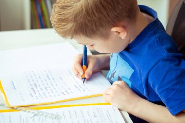 Akıllı çocuk ev ödevi odasında yapar.