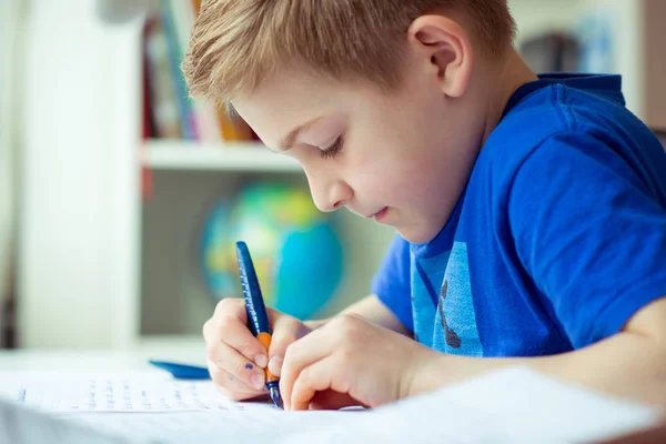 Intelligent pojke gör läxor i sitt rum — Stockfoto