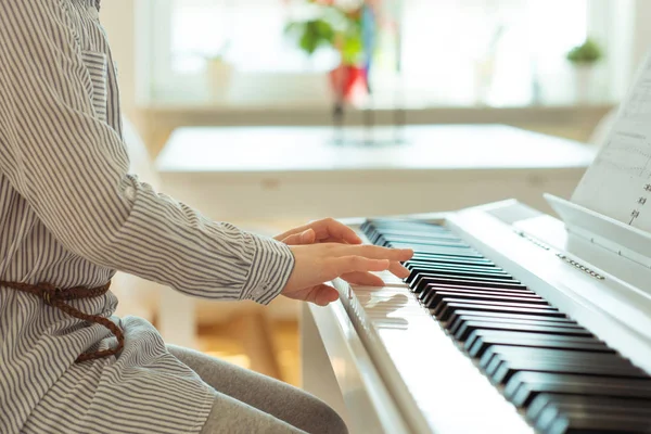 Carino bambina ha formazione con pianoforte — Foto Stock
