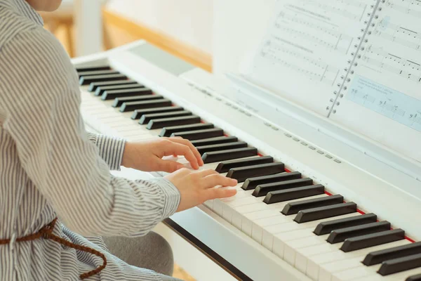 Menina bonito tem treinamento com piano — Fotografia de Stock