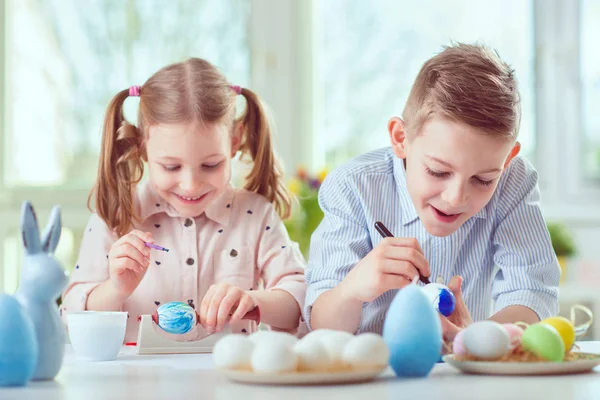 Eğleniyor sırasında resim yumurta Paskalya için iki mutlu çocuk — Stok fotoğraf