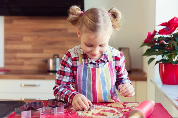 Sevimli küçük kız komik pigtails Noel kurabiye yapma ile — Stok fotoğraf