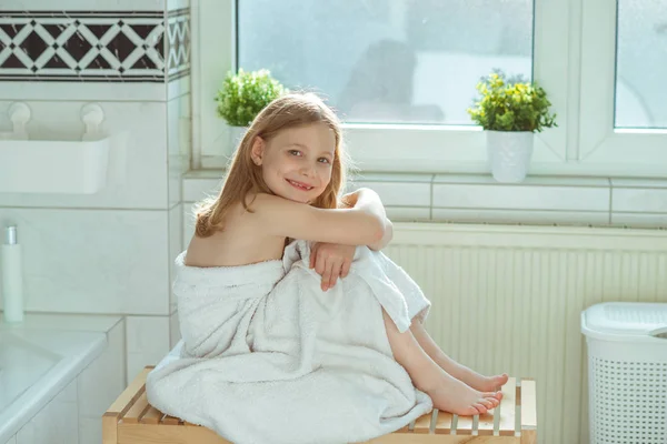 Retrato de niña bonita con toalla blanca después del show —  Fotos de Stock