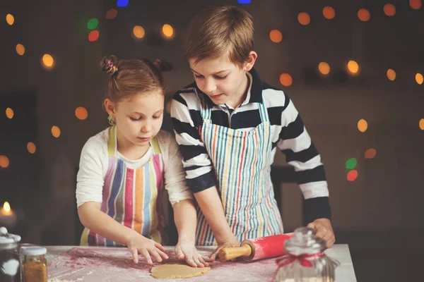 クリスマスのクッキーを準備して幸せな小さな子供たち — ストック写真