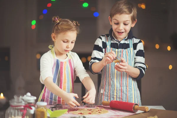 Bambini felici preparare i biscotti di Natale — Foto Stock