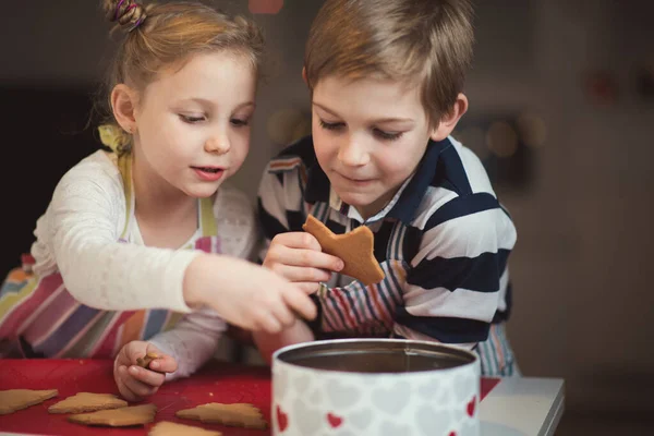 Gelukkig weinig kinderen voorbereiden kerstkoekjes — Stockfoto