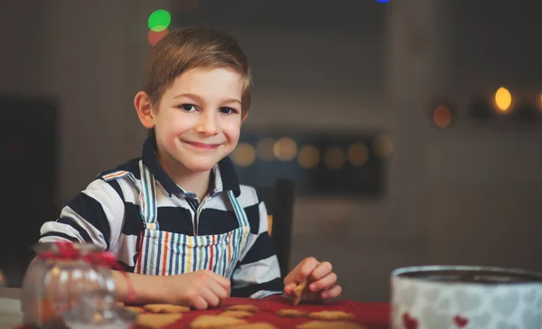 Glada lilla barnet förbereder cookies för jul och nyår — Stockfoto