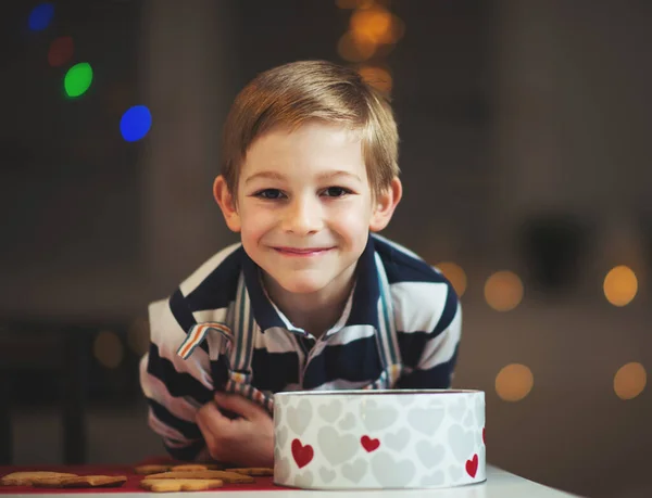 Cookie-k felkészítése a karácsonyt és új évet, boldog kis gyerek — Stock Fotó