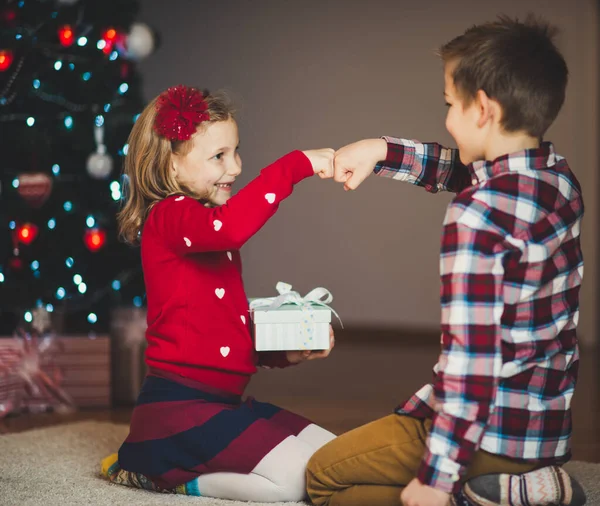 Duas crianças felizes na véspera de ano novo com presentes perto do Ano Novo T — Fotografia de Stock