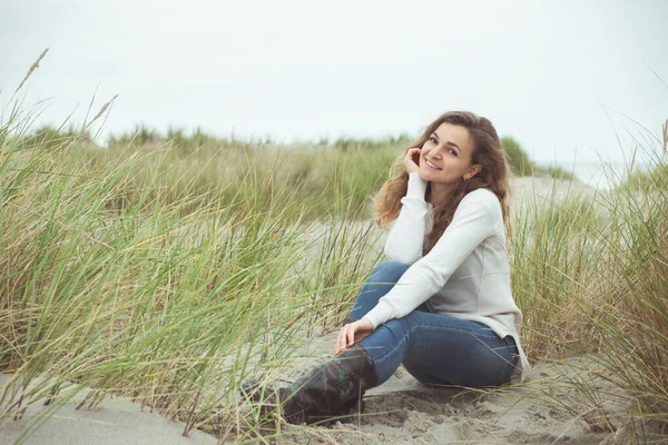 Portret van mooie jonge vrouw poseren op de Baltische zee strand in — Stockfoto