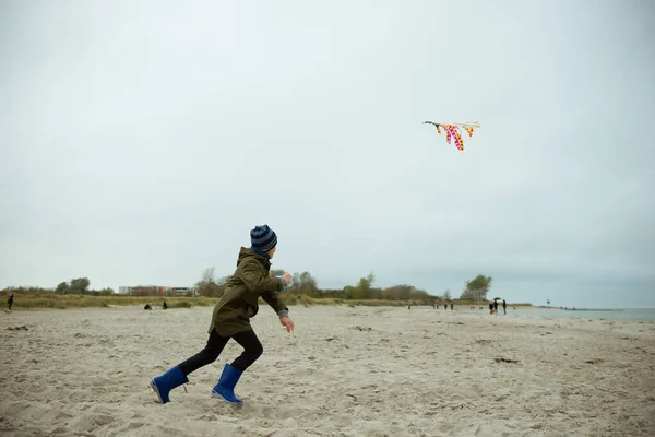 Adolescent frère et soeur jouer avec cerfs-volants dans les dunes de sable de Balt — Photo