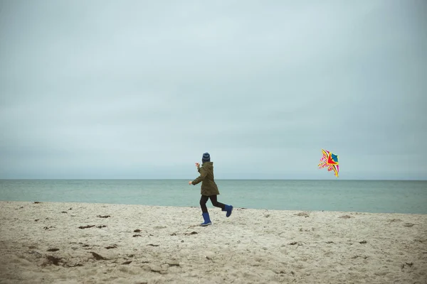 Teenager Bruder und Schwester spielen mit Drachen in Sanddünen von Balt — Stockfoto