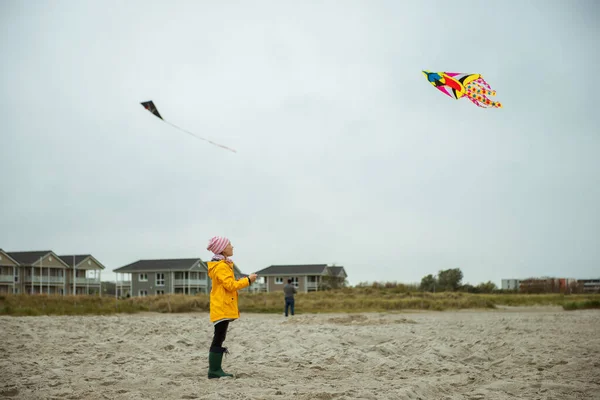 Teenie-Mädchen spielt mit Drachen in Sanddünen an der Ostseeküste — Stockfoto