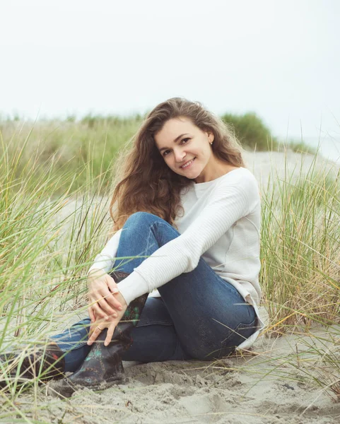 Портрет гарної молодої жінки, що позує на узбережжі Балтійського моря — стокове фото
